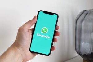 automazione WhatsApp e-commerce smartphone