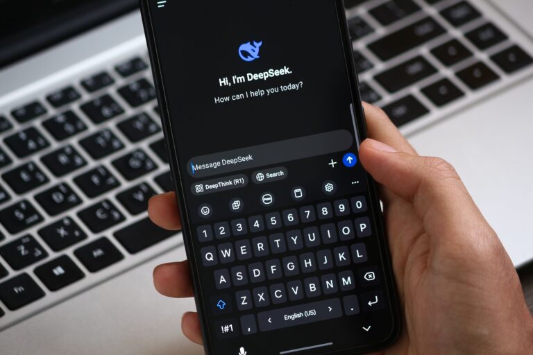 ricerca conversazionale AI chat ChatGPT smartphone