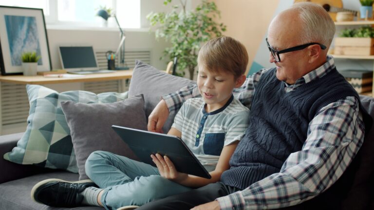 E-E-A-T fiducia contenuti WordPress tablet